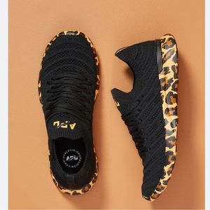 APL TechLoom Wave Sneakers - size 7